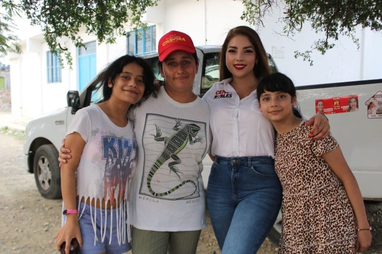 Cendy Robles dialoga con residentes en colonia Ravizé