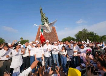 JUNTO A CARMEN LILIA CANTUROSAS VILLARREAL Marchan 15 mil por la democracia