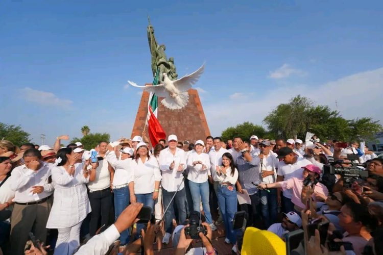 JUNTO A CARMEN LILIA CANTUROSAS VILLARREAL Marchan 15 mil por la democracia