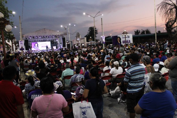 YAHLEEL ABDALA Festeja a las madres con Paquita la del Barrio