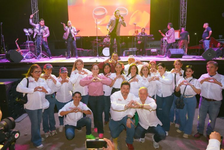 “DÍA DE LAS MADRES” CON CARMEN LILIA Festeja junto a más de 12 mil personas