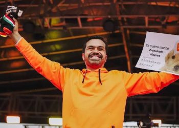 Promesa de aire acondicionado en escuelas por parte de Máynez