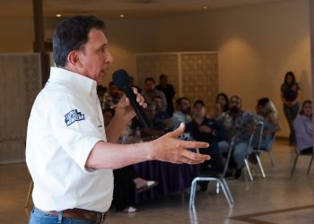 Canales presenta plataforma legislativa a Neolaredenses