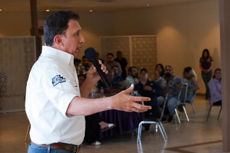 Canales presenta plataforma legislativa a Neolaredenses