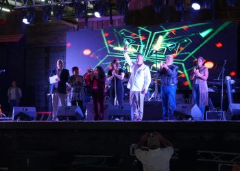 Maestros de Nuevo Laredorespaldan a Carlos Canturosas