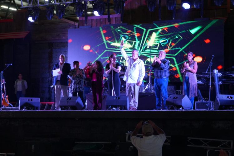 Maestros de Nuevo Laredorespaldan a Carlos Canturosas