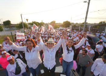 Carmen Lilia recorre la Hidalgo con priístas