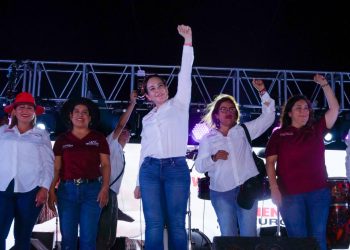 CARMEN LILIA CANTUROSAS CIERRA FUERTE EN DISTRITO UNO Habitantes del poniente dan respaldo total