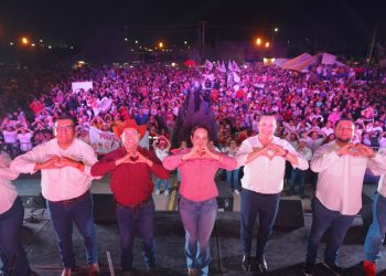 Carmen Lilia recibe apoyo en Distrito III