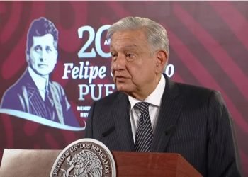 AMLO anuncia aumento salarial del 10% para maestros