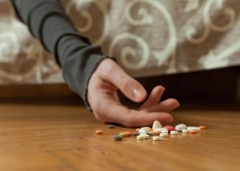 Crecen muertes por uso de drogas y suicidios