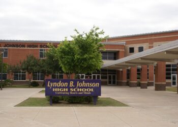 Hasta 20 años de cárcel a maestro de LBJ por posesión de pornografía