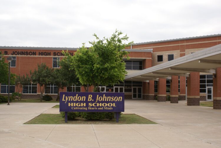 Hasta 20 años de cárcel a maestro de LBJ por posesión de pornografía