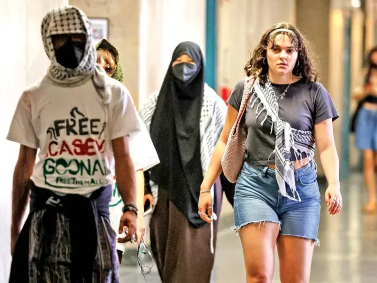 Exoneran a alumnos proPalestina en NY; quitan cargos a 30