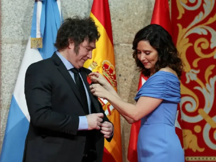 Milei critica a Pedro Sánchez y recibe medalla en España por parte de la Derecha