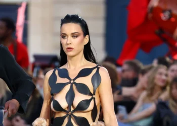 Katy Perry deslumbra en evento de moda en París con atrevido vestido