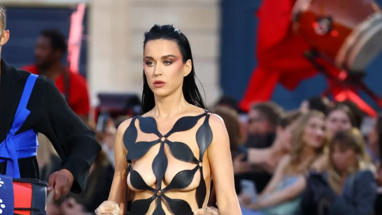 Katy Perry deslumbra en evento de moda en París con atrevido vestido