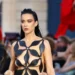 Katy Perry deslumbra en evento de moda en París con atrevido vestido
