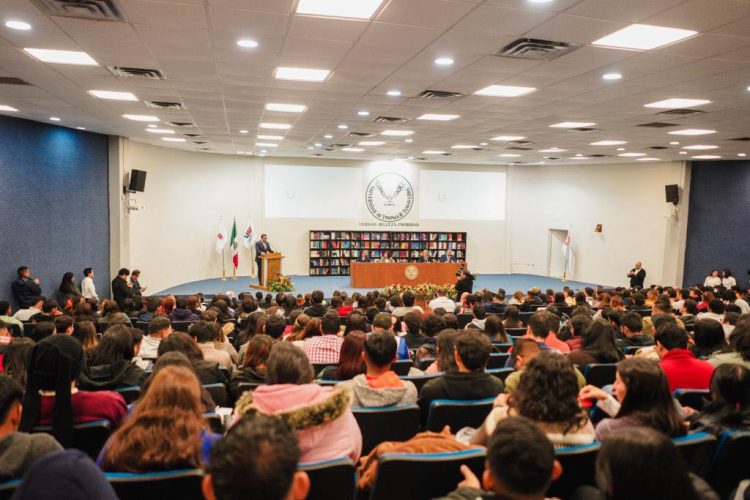 Estudiantes de Enfermería de Servicio Social reciben curso de enseñanza