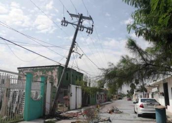 Postes ponen en riesgo a la población por mal estado