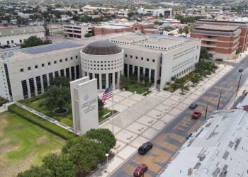 Leerán cargos a ex oficial por robo a banco local