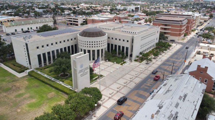 Leerán cargos a ex oficial por robo a banco local