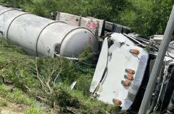 EN MINES ROAD Vuelca cisterna con gasolina