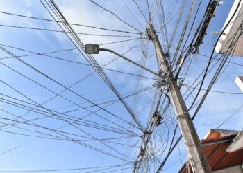 Llaman a empresas a retirar excesos de cables en postes