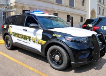 Arrestan a hombre por allanar patrulla