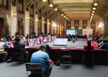 López Obrador recibe en Palacio Nacional a padres de normalistas por caso Ayotzinapa