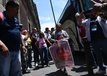 Las madres y padres de los 43 normalistas de Ayotzinapa buscan diálogo con Claudia Sheinbaum