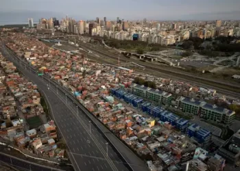 Argentina ya tiene al 55% de su población en la pobreza, según informe