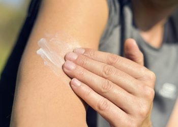 Uso de bloqueadores previene quemaduras de piel en menores