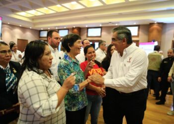 Entrega Américo credenciales del programa IMSS-Bienestar