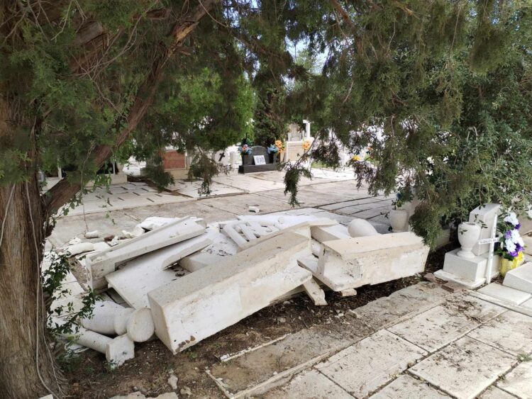 Reportan visitantes abandono en el Panteón de los Ángeles