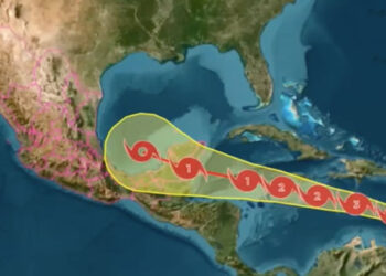 AÚN SIN AMENAZA PARA NLD Esperan fin de semana efectos de huracán Beryl
