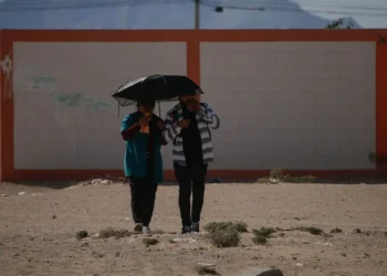 Aunque el Ciclo Escolar Terminó Antes, Maestros Siguen en Escuelas Pese a Onda de Calor