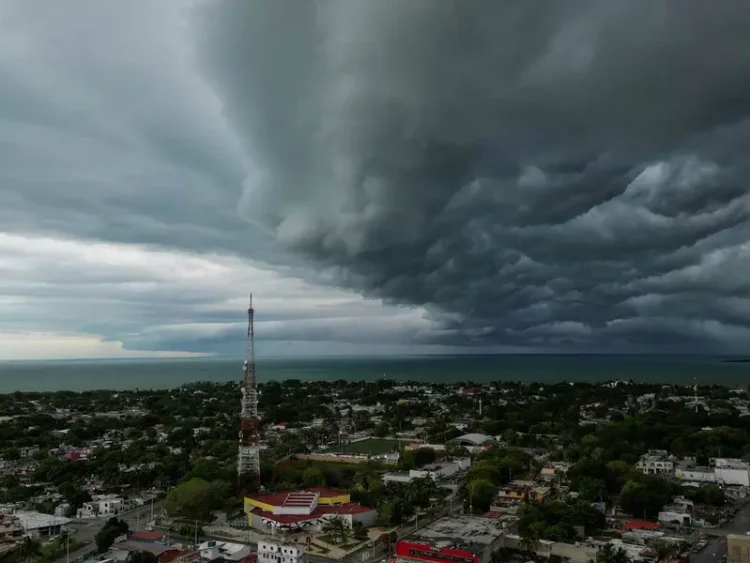 Preparativos en Yucatán y Quintana Roo por Huracán Beryl