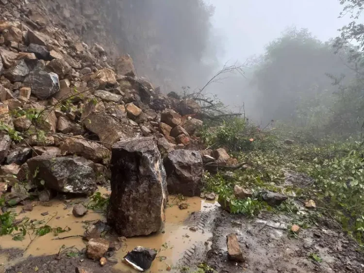 Retiran 8,950 Metros Cúbicos de Derrumbes en Carreteras de Hidalgo