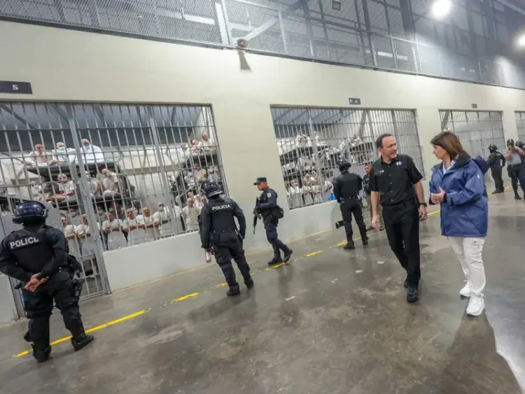 Bukele Capacitará a Presos para «Reconstruir» El Salvador