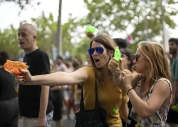 Mojan con pistolas de agua a turistas en protesta en Barcelona