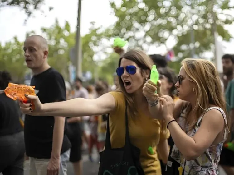 Mojan con pistolas de agua a turistas en protesta en Barcelona