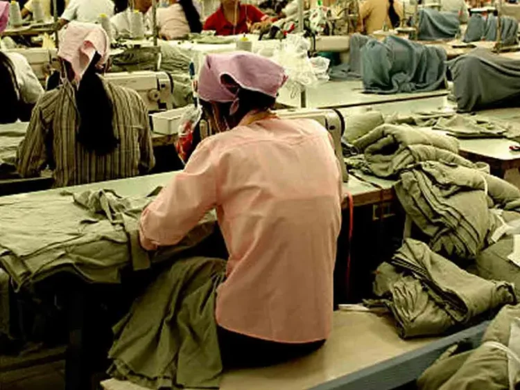 Armani y Dior bajo investigación por explotación laboral