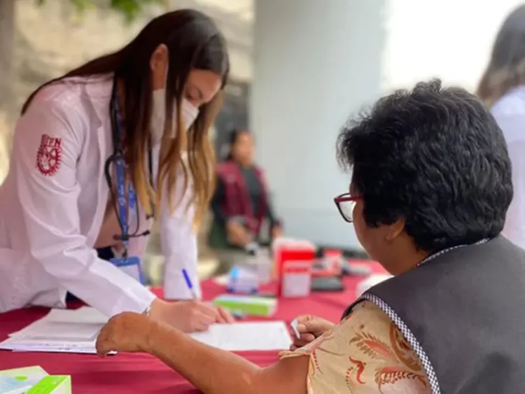 Atención médica en casa para 12 millones de abuelitos desde enero de 2025