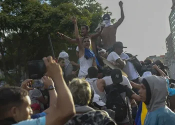 Venezolanos derriban estatuas de Chávez tras reelección de Maduro