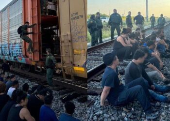 23 MIGRANTES Fueron abandonados en un vagón de tren
