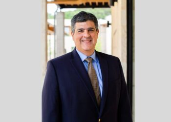 Es el doctor Gerardo Cruz superintendente de UISD