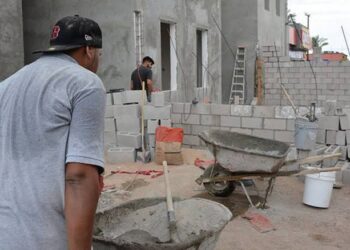 Le pega el calor a los albañiles