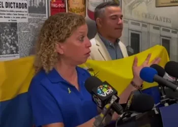 Venezolanos protestan en Miami por no poder votar en las elecciones presidenciales