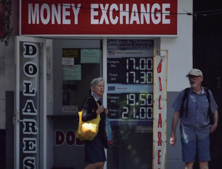 Escasean dólares en las Casas de Cambio